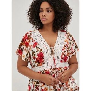 N028 Torrid Babydoll Crinkle Gauze Crochet Inset Lace-Up Top - Floral White